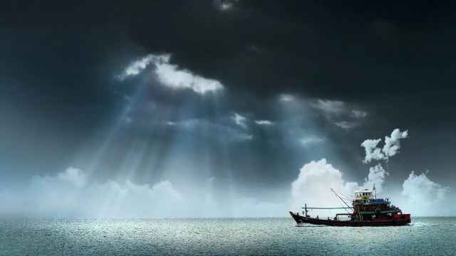 Un barco de pescadores bajo una tormenta