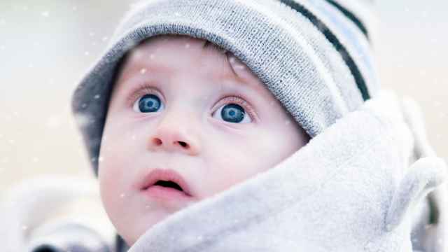 Un bebé con gorrito