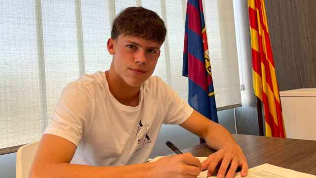 Pol Bernabéu firma su renovación con el Barça