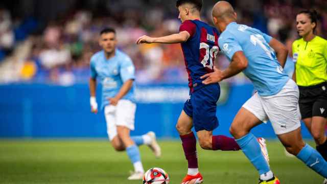 Unai Hernández conduce el balón frente al Ibiza