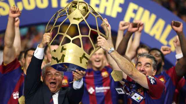 Joan Laporta y Carlos Ortega levantan la Champions de balonmano
