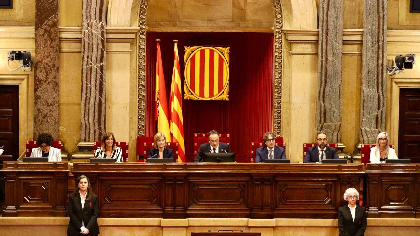 Nueva Mesa del Parlament (de izq. a derecha): Rosa Maria Ibarra Ollé (PSC), Gloria Freixa (Junts), Raquel Sans (ERC), Josep Rull (Junts),  David  Pérez Ibáñez (PSC), Juli Fernández (ERC), y Judit Alcalà (PSC)