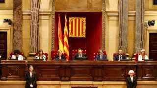 Nueva Mesa del Parlament (de izq. a derecha): Rosa Maria Ibarra Ollé (PSC), Gloria Freixa (Junts), Raquel Sans (ERC), Josep Rull (Junts),  David  Pérez Ibáñez (PSC), Juli Fernández (ERC), y Judit Alcalà (PSC)