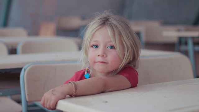 Una niña en el pupitre de clase