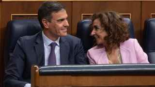 El presidente del Gobierno, Pedro Sánchez y la vicepresidenta primera y ministra de Hacienda, María Jesús Montero, durante el pleno en el que la Ley de Amnistía fue votada en el Congreso, el pasado 30 de mayo