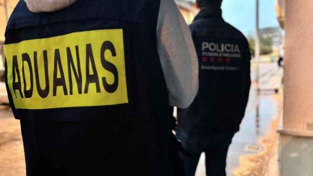 Efectivos de la División de Investigación Criminal (DIC) de Mossos d’Esquadra y del Servicio de Vigilancia Aduanera de la Agencia Tributaria