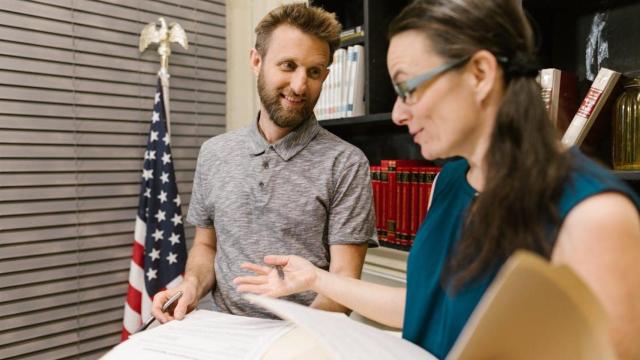 Dos personas hablando