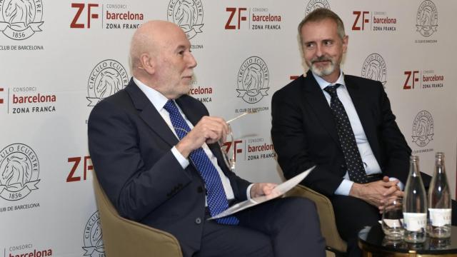 El periodista Màrius Carol y el presidente de Indra, Marc Murtra