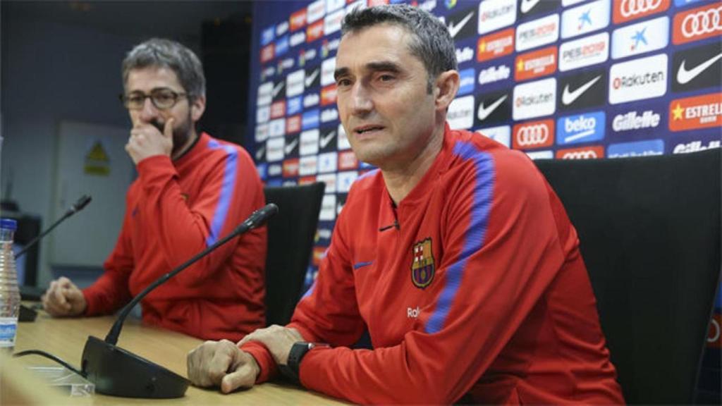 Ernesto Valverde, al costat de Sergi Nogueras, en una roda de premsa