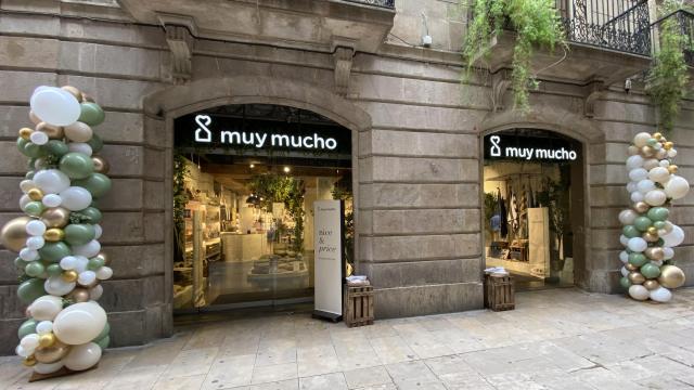 Exterior de la nueva franquicia de Muy Mucho en la calle Portaferrissa de Barcelona