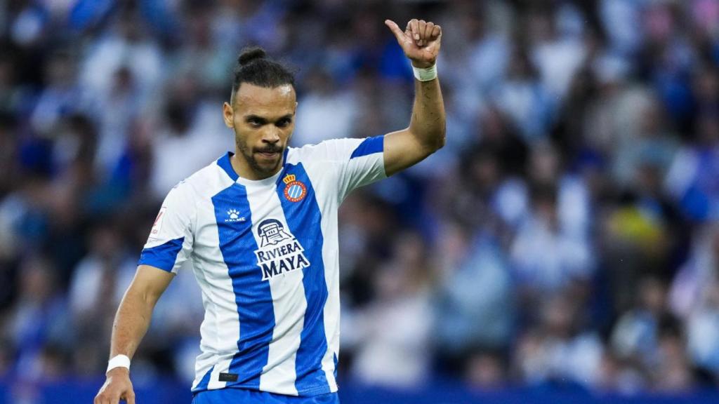 Braithwaite reacciona a una jugada del Espanyol contra el Sporting Gijón