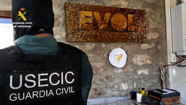 Agente de la Guardia Civil durante el dispositivo para desarticular la secta