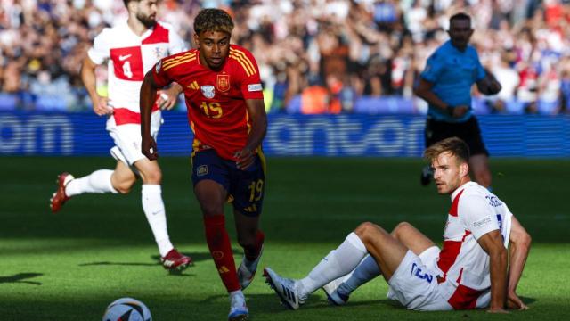 Lamine Yamal supera a un jugador de Croacia en el debut de la Eurocopa