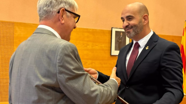 El hasta ahora primer edil Eduard Rovira (ERC), entrega la vara de alcalde al socialista Vale Pino