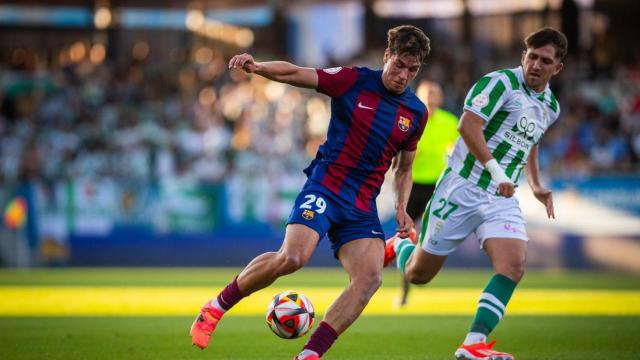Marc Guiu controla un balón frente al Córdoba, en la final por el ascenso a Segunda División