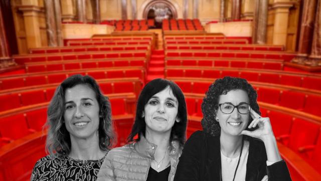 La alcaldesa de Ripoll y líder de la extrema derecha independentista, Sílvia Orriols (c), junto a la líder de ERC, Marta Rovira (d), y la de la CUP, Laia Estrada (i)