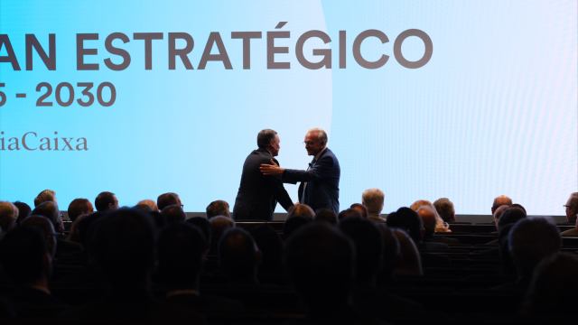 El presidente de Criteria, Isidro Fainé, saluda al consejero delegado, Àngel Simón, durante la presentación del Plan Estratégico / SIMÓN SÁNCHEZ