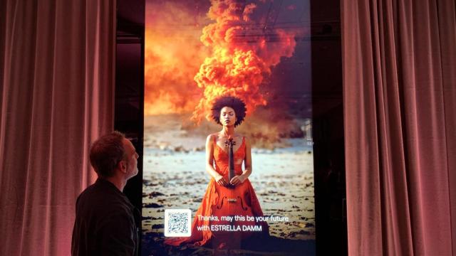 Rafa Soto, creador de mmusa, junto a un anuncio generado por IA