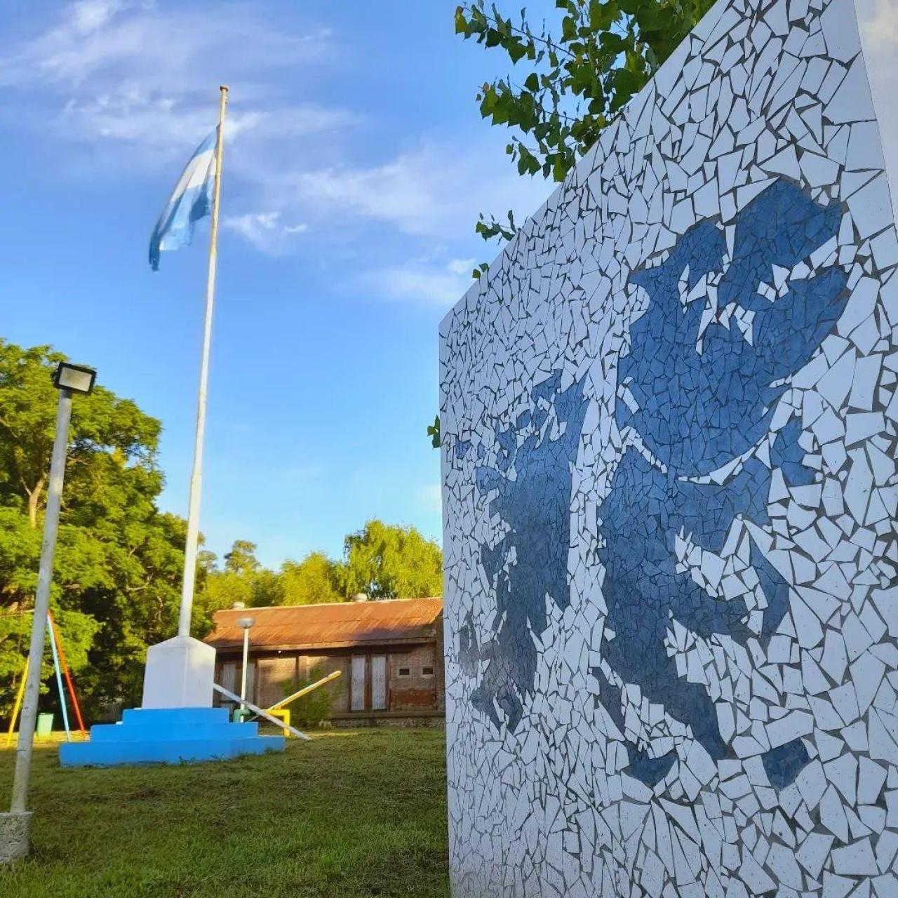 Mural de Malvinas hecho con trencadís