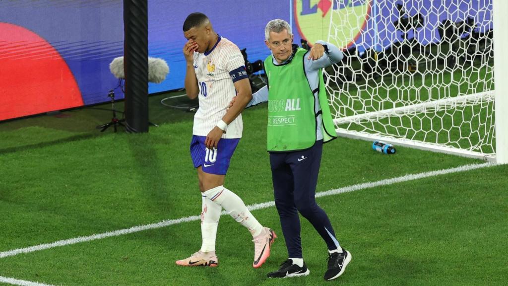 Mbappé se retira del Austria-Francia con la nariz ensangrentada