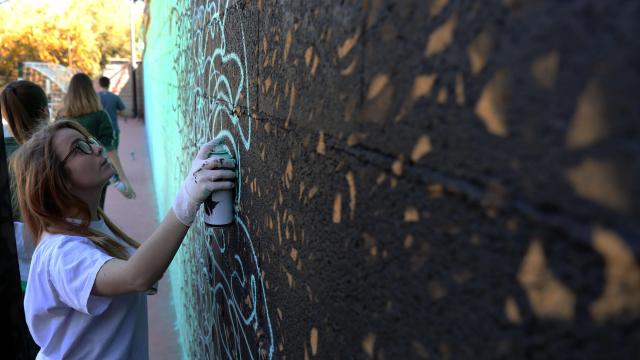 Adolescentes usando ordenadores