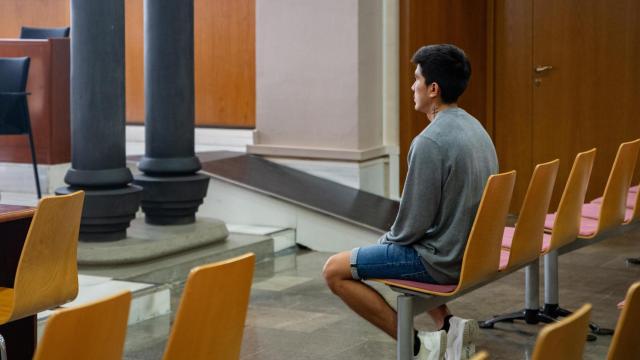 Brian Raimundo, el acusado de intento de asesinato y violación a una adolescente en Igualada, durante un juicio en la Audiencia de Barcelona