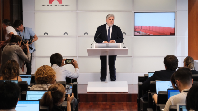 El presidente del grupo parlamentario de Junts, Albert Batet, en una rueda de prensa en el Parlament