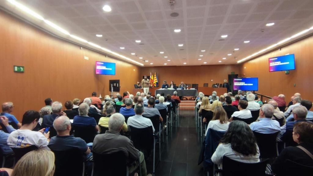 Reunió del Barça amb els veïns de les Corts i l'Ajuntament