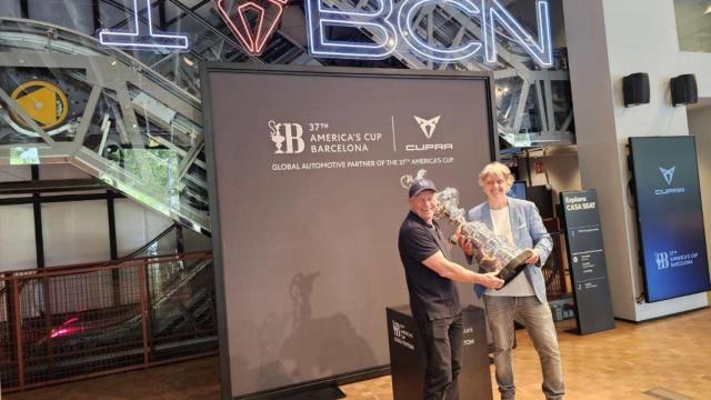 Grant Dalton, CEO de America's Cup Event, e Ignasi Prieto, CBO de Cupra, en el encuentro celebrado en Casa Seat