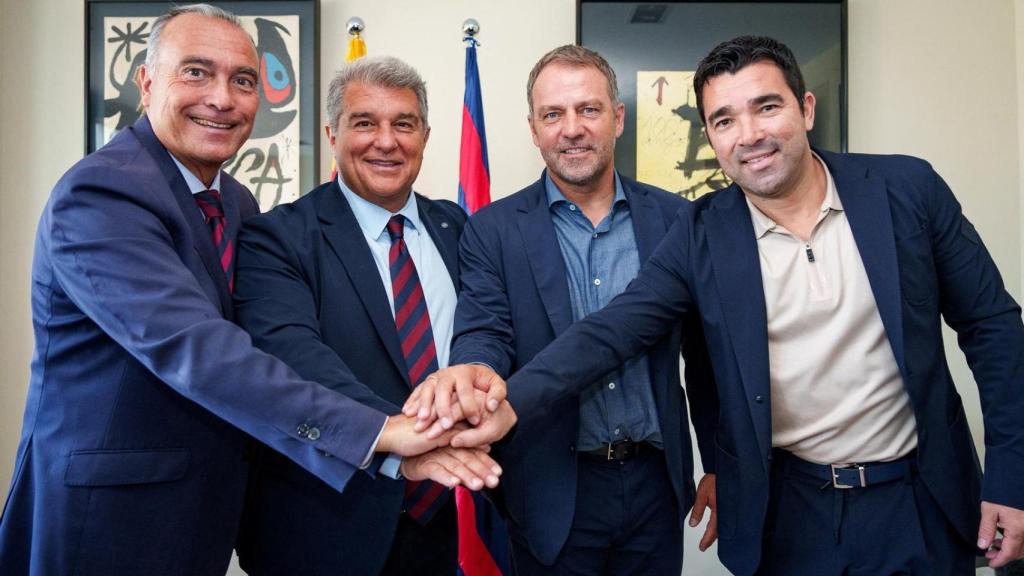 Rafa Yuste, Joan Laporta, Flick y Deco, en la presentación del entrenador en el Barça