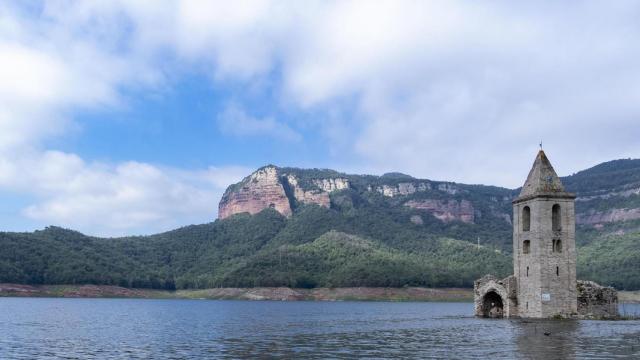 Iglesia del Pantano de Sau parcialmente cubierta, el 14 de junio de 2024