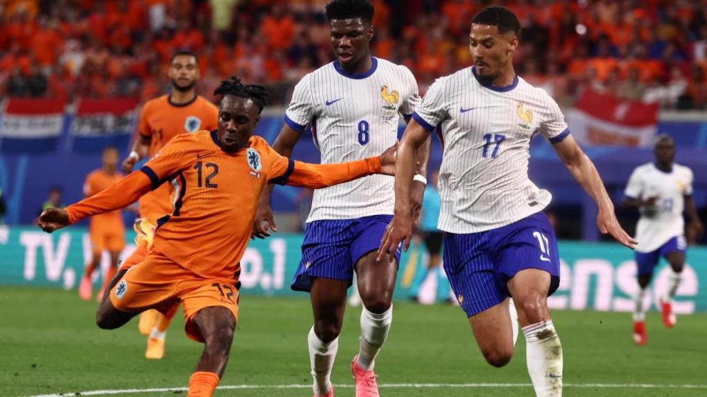 Frimpong, objetivo del Barça, en el partido de Países Bajos contra Francia