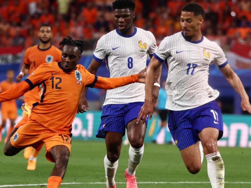 Frimpong, objetivo del Barça, en el partido de Países Bajos contra Francia