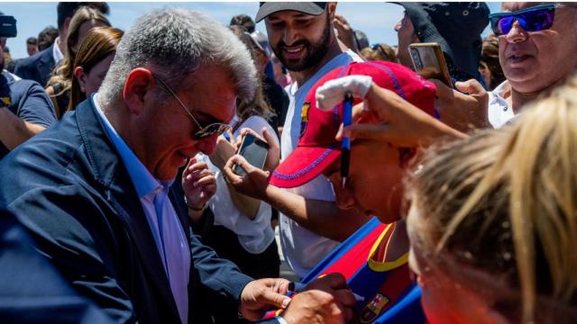 Laporta firma la camiseta de un aficionado del Barça