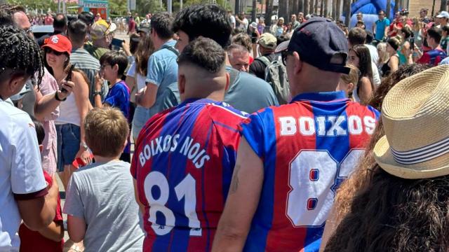Dos aficionados del Barça con camisetas de Boixos Nois hacen acto de presencia en un evento en Castelldefels