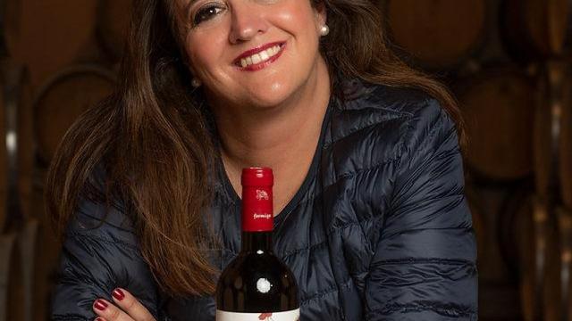 Merche Dalmau con el vino Formiga