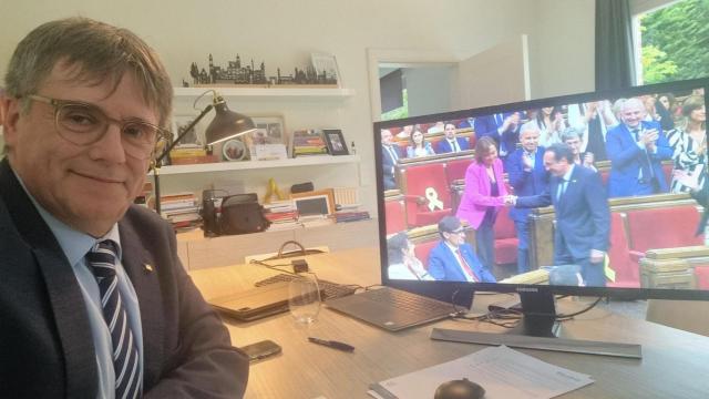 El líder de Junts, Carles Puigdemont, se hace un 'selfie' desde Bruselas con un monitor para celebrar la elección de Josep Rull como presidente del Parlament