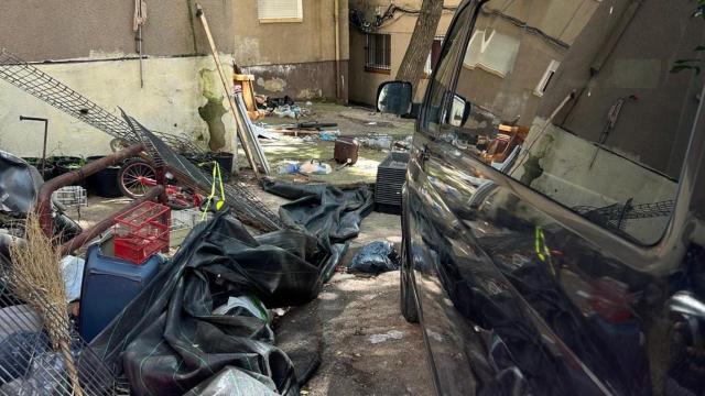 El estado en el que ha quedado el exterior de la casa de los presuntos autores del tiroteo en Girona