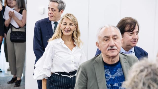 La ministra de Trabajo, Yolanda Díaz (c), el secretario general de la UGT, Pepe Álvarez (d), y el responsable de Formación y Prevención de Riesgos Laborales de Cepyme, Miguel Canales (2d)