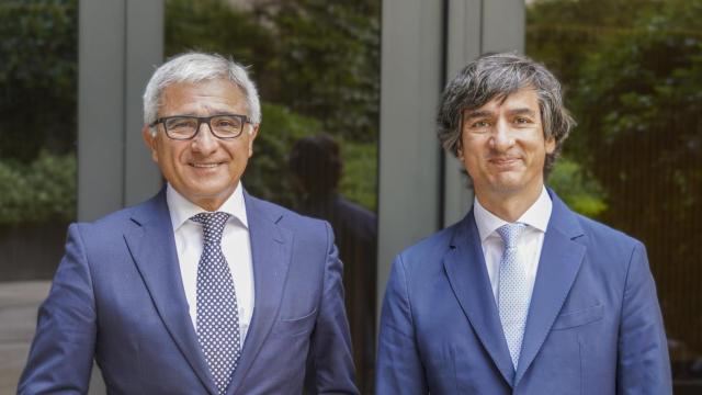 El nuevo consejero delegado de Molins, Marcos Cela (dcha.), junto a su antecesor, Julio Rodríguez / MOLINS
