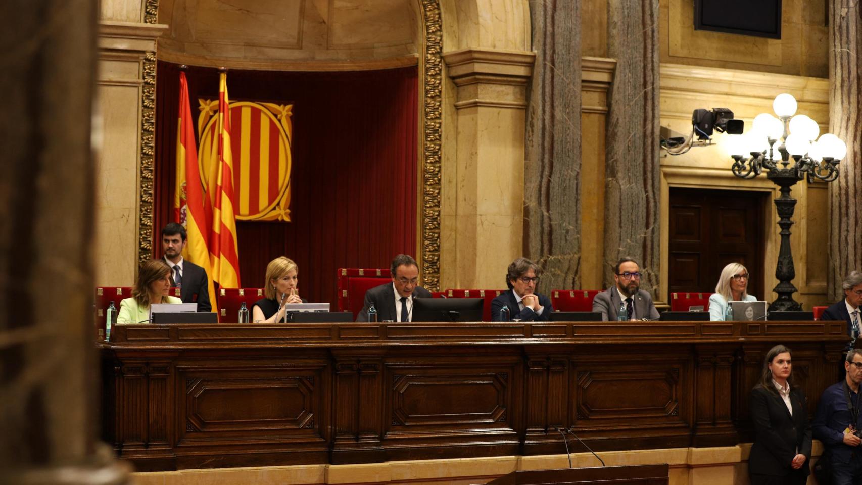 Mesa del Parlament (de izquierda a derecha):  Rosa Maria Ibarra Ollé (PSC), Gloria Freixa (Junts), Raquel Sans (ERC), Josep Rull (Junts),  David  Pérez Ibáñez (PSC), Juli Fernández (ERC), y Judit Alcalà (PSC)