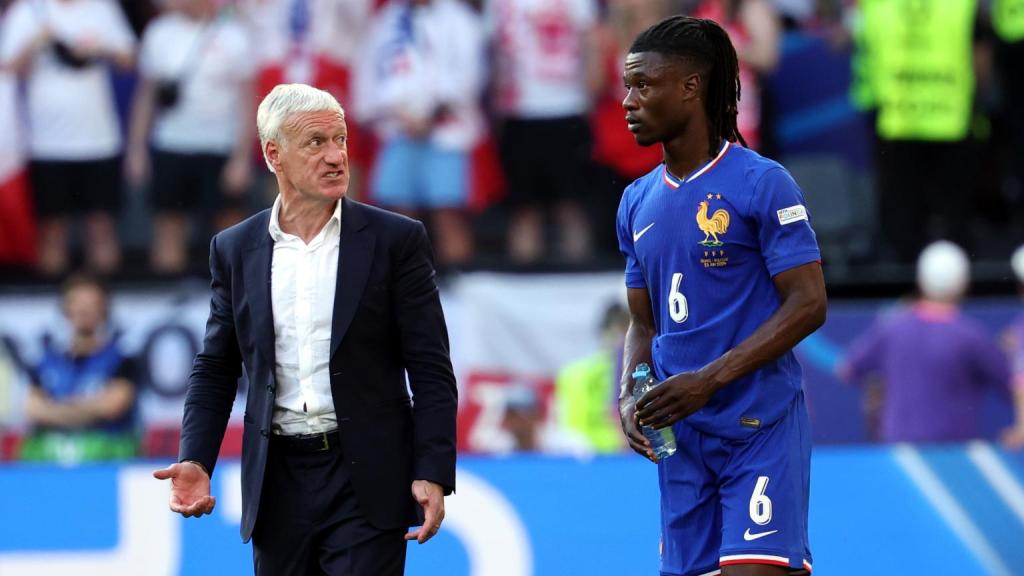 Didier Deschamps habla con Camavinga después del Francia-Polonia