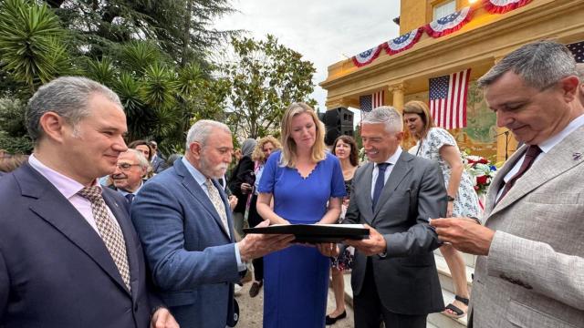 El Cuerpo Consular de Barcelona, con la legada estadounidense saliente, Kate Stana, ayer