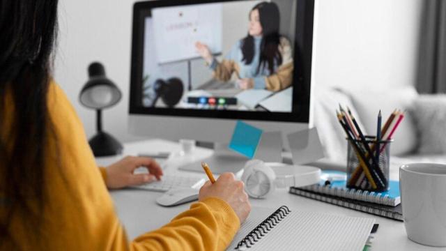 Estudiante a distancia conecta a través de su ordenador