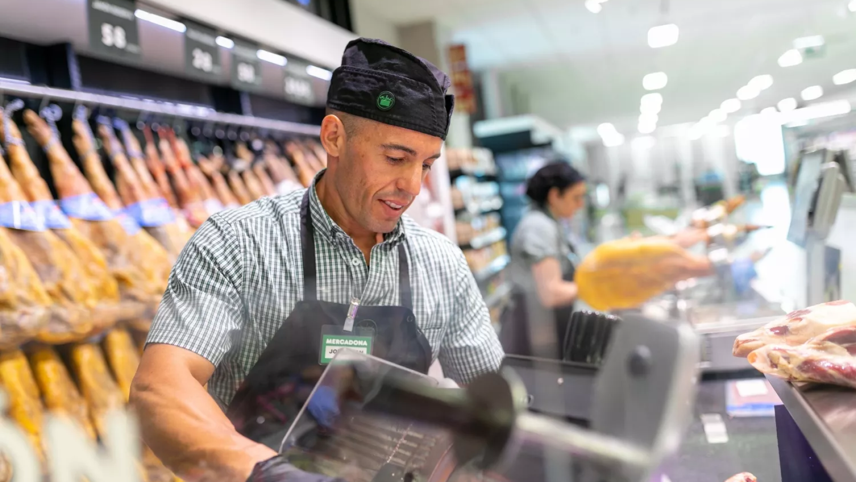 Un empleado de Mercadona en una imagen corporativa