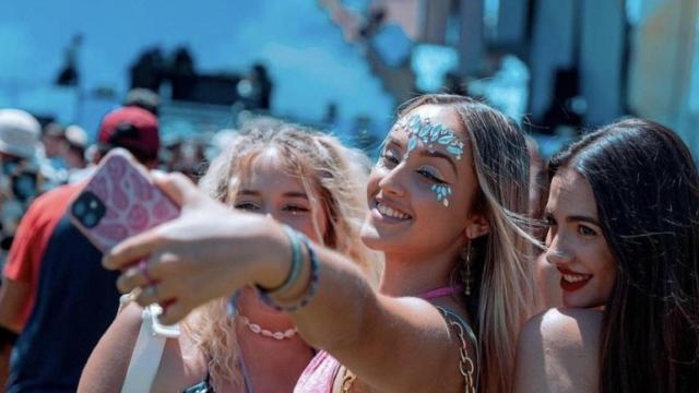 Dos asistentes a una edición pasada del Reggaeton Beach Festival