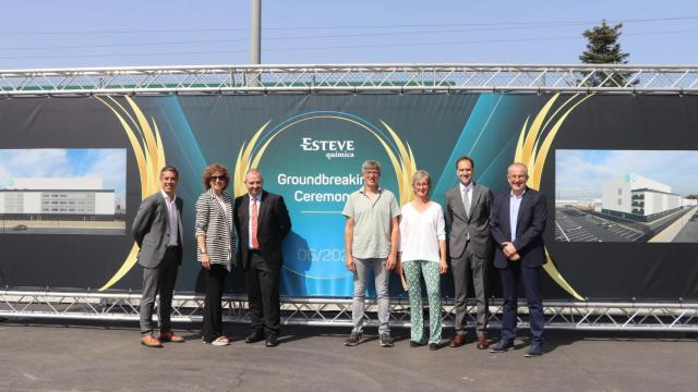 El presidente de Esteve, Albert Esteve, y el director general de Esteve Química, Pere Mañé, junto a los responsables del proyecto de la compañía en Celrà