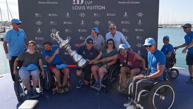 Grant Dalton junto a los regatistas de vela adaptada en L’Escala