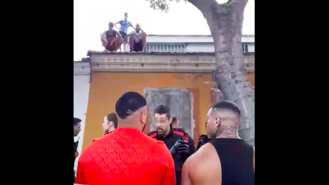 Los Mossos, protegiendo a los presuntos ladrones