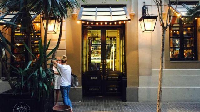 Acceso a Bocagrande, uno de los restaurantes del Pasaje de la Concepción de Barcelona